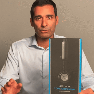Cardiologista Analisa o Estetoscópio Digital Littmann CORE