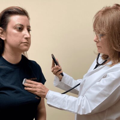 Médica Clínica Utiliza Estetoscópio Digital Eko Durante a Crise da COVID-19